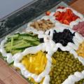 Salát „Koza na zahradě“: recepty s hranolky, korejskou mrkví a řepou Kozí salát na zahradě s uzeným kuřecím masem