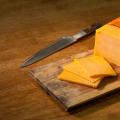 Složení sýra čedar, jeho obsah kalorií, stejně jako fotografie a recepty s tímto sýrem