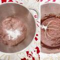 Sametový čokoládový dort se sušenými švestkami