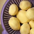 Kako enostavno in hitro olupiti mlad krompir: koristni nasveti Kako pravilno olupiti star krompir