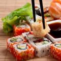 Kalorický obsah rohlíků a sushi, spotřeba při hubnutí Hmotnost jedné rolky okurky