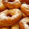 केफिर पर रसीला डोनट्स - सरल और तेज़!