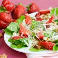 Рецепта за салата с ягоди стъпка по стъпка