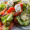 როგორ მოვამზადოთ ბერძნული სალათი სახლში ბერძნული სალათის რეცეპტი 4 პორციისთვის