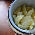 Zapečené brambory se sýrem Recept na pečení brambor v troubě se sýrem