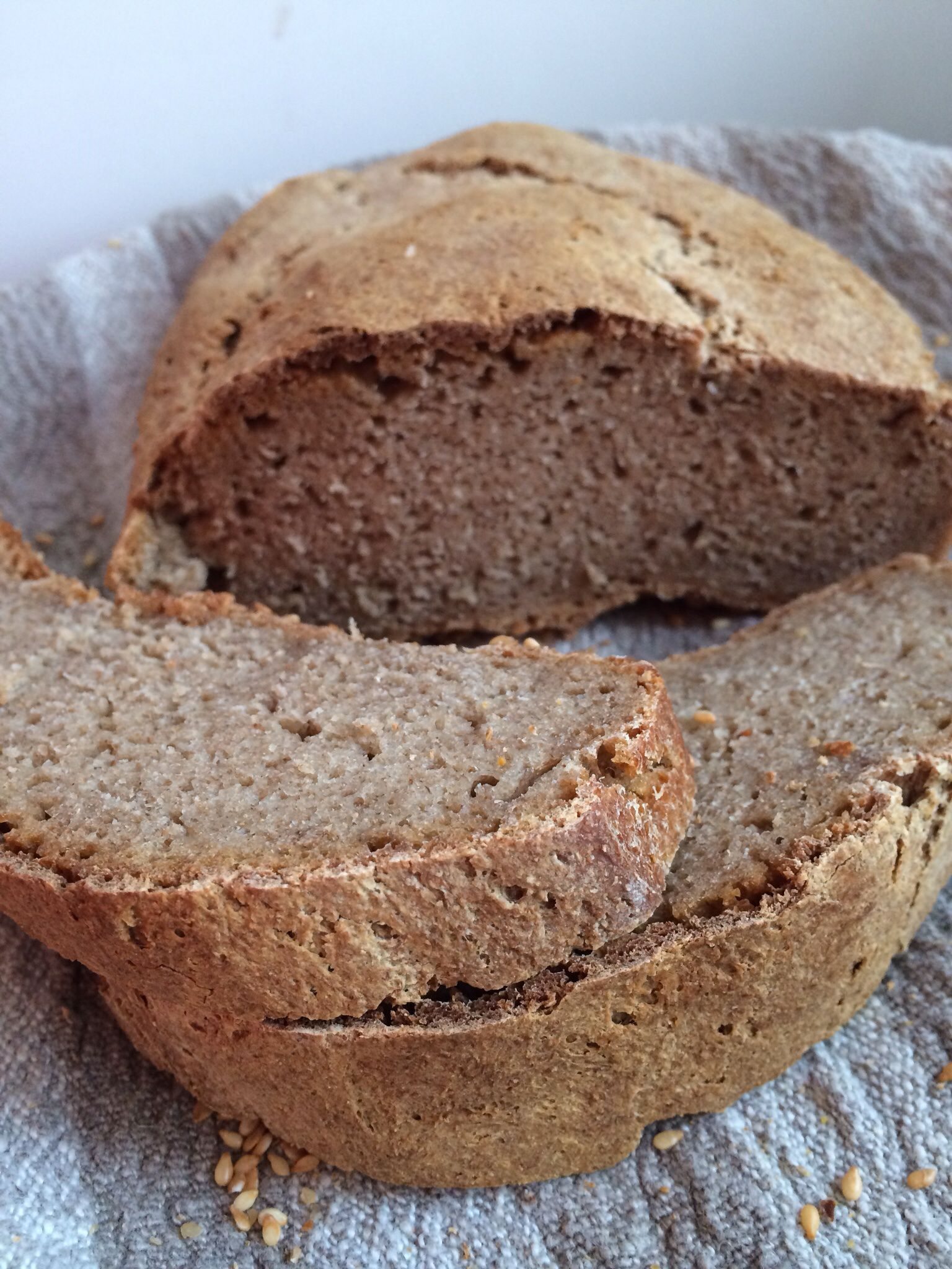 Рецепт хлеба испечь дома. Хлеб ржаной бездрожжевой. Хлеб из льняной муки. Хлеб без дрожжей фото. Домашний хлеб без дрожжей.